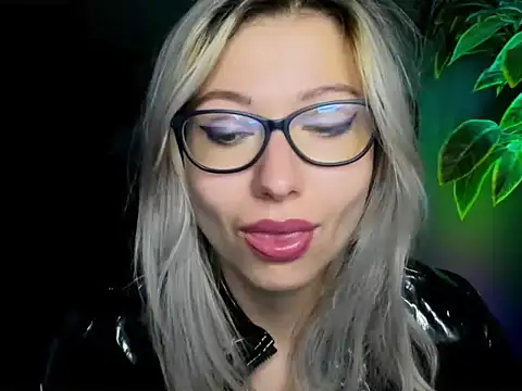 Snapshot of loveHeidi chatting on 23, 9, 2025 loveHeidi online show from 23, 9, 2025