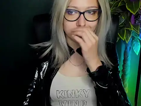 Snapshot of loveHeidi chatting on 29, 9, 2025 loveHeidi online show from 29, 9, 2025