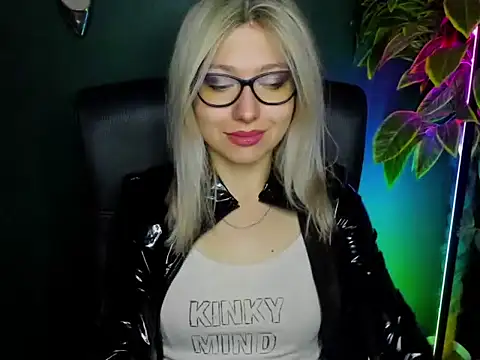 Snapshot of loveHeidi chatting on 1, 10, 2025 loveHeidi online show from 1, 10, 2025