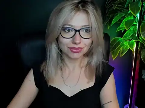 Snapshot of loveHeidi chatting on 7, 10, 2025 loveHeidi online show from 7, 10, 2025