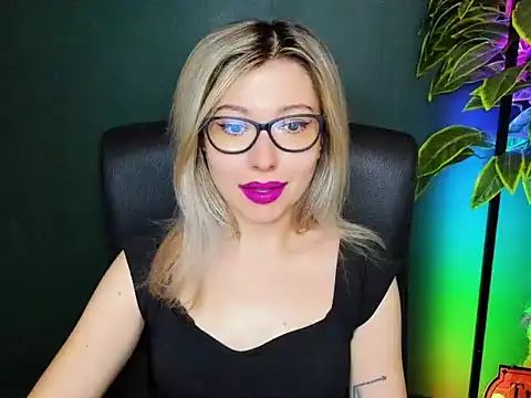 Snapshot of loveHeidi chatting on 10, 11, 2025 loveHeidi online show from 10, 11, 2025