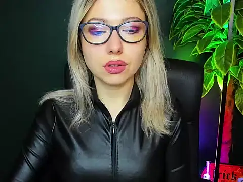 Snapshot of loveHeidi chatting on 13, 11, 2025 loveHeidi online show from 13, 11, 2025