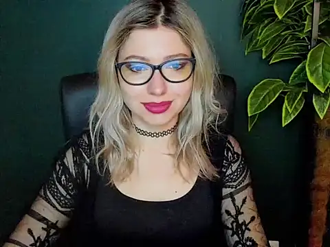 Snapshot of loveHeidi chatting on 2, 12, 2025 loveHeidi online show from 2, 12, 2025