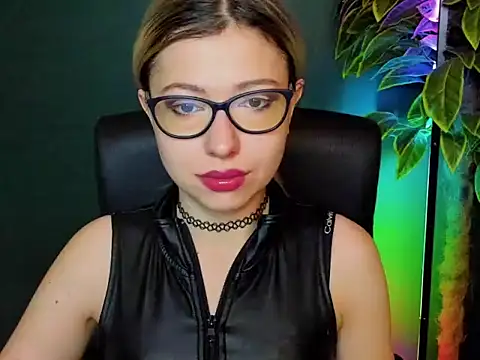 Snapshot of loveHeidi chatting on 4, 12, 2025 loveHeidi online show from 4, 12, 2025