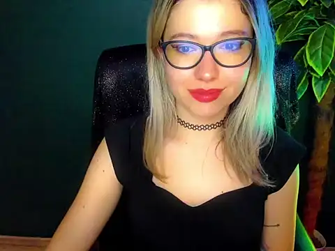 Snapshot of loveHeidi chatting on 18, 12, 2025 loveHeidi online show from 18, 12, 2025