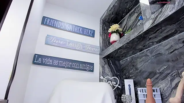 Snapshot of foxy_zoe chatting on 14, 11, 2025 foxy zoe online show from 14, 11, 2025