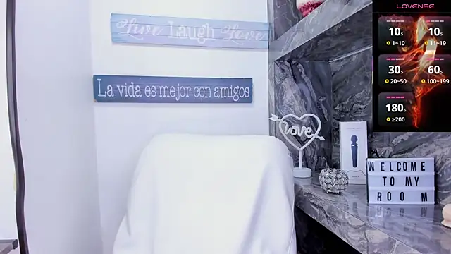 Snapshot of foxy_zoe chatting on 3, 12, 2025 foxy zoe online show from 3, 12, 2025