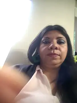 Snapshot of kinky_momm chatting on 23, 10, 2025 kinky momm online show from 23, 10, 2025