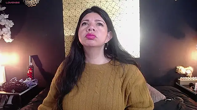 Snapshot of kinky_momm chatting on 5, 12, 2025 kinky momm online show from 5, 12, 2025