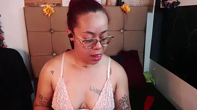 Snapshot of MIA__SPENCER chatting on 4, 2, 2026 MIA SPENCER online show from 4, 2, 2026