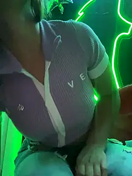 Snapshot of MelanyBabeee2 chatting on 19, 12, 2025 MelanyBabeee2 online show from 19, 12, 2025