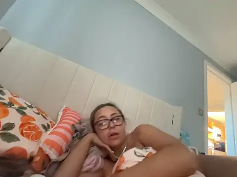 Snapshot of petitelucyXoxx chatting on 28, 4, 2026 petitelucyXoxx online show from 28, 4, 2026