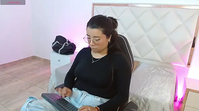 Snapshot of NANAKY_TAY chatting on 5, 10, 2025 NANAKY TAY online show from 5, 10, 2025