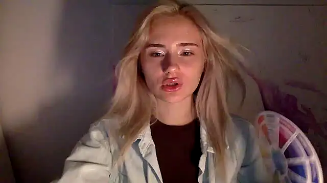 Snapshot of Rosvann chatting on 15, 10, 2025 Rosvann online show from 15, 10, 2025