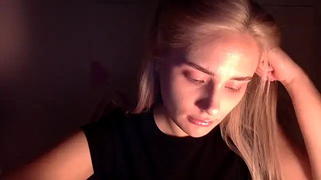 Snapshot of Rosvann chatting on 17, 10, 2025 Rosvann online show from 17, 10, 2025