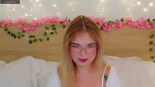 Lilith Bonheur online show from 4, 12, 2025