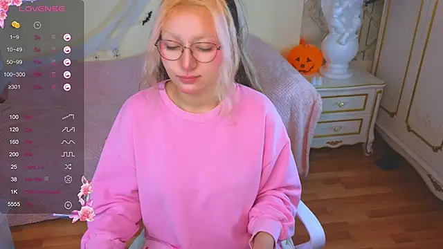 JuicyLullu online show from 6, 11, 2025