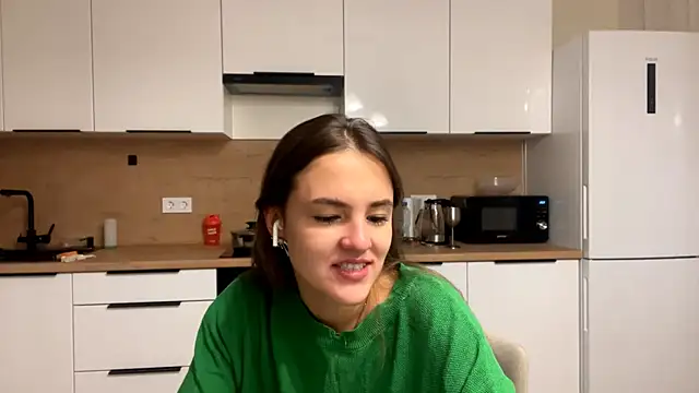 Snapshot of FavorLeila chatting on 8, 10, 2025 FavorLeila online show from 8, 10, 2025