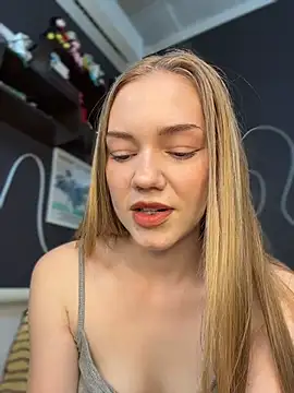 Snapshot of MilaMoone chatting on 12, 6, 2026 MilaMoone online show from 12, 6, 2026