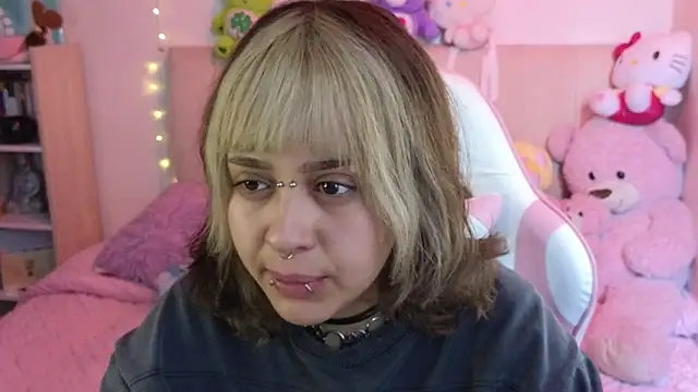 Snapshot of NekoWaifu chatting on 1, 4, 2026 NekoWaifu online show from 1, 4, 2026