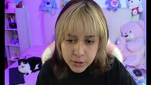Snapshot of NekoWaifu chatting on 8, 4, 2026 NekoWaifu online show from 8, 4, 2026