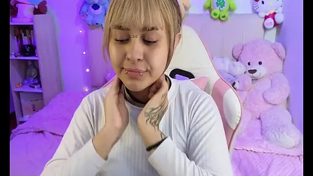 Snapshot of NekoWaifu chatting on 9, 4, 2026 NekoWaifu online show from 9, 4, 2026