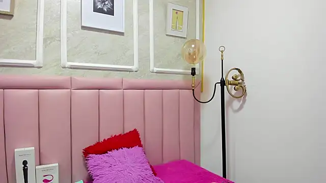 HoollyHendrix online show from 17, 12, 2025