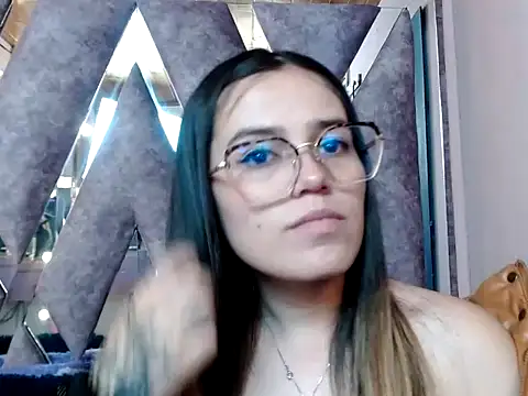 Snapshot of CRISTALHERRANZ chatting on 1, 10, 2025 CRISTALHERRANZ online show from 1, 10, 2025