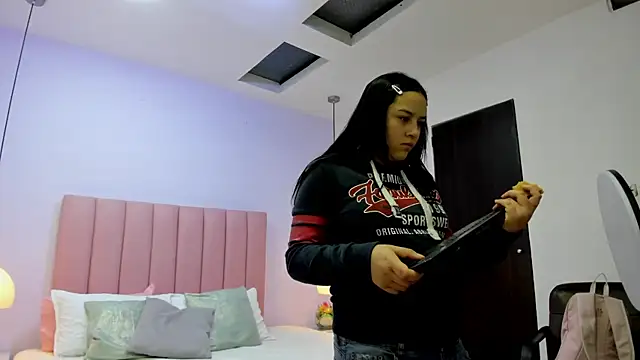 Amy Ferreira online show from 17, 11, 2025