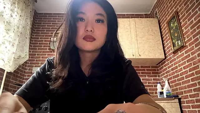 EmmaLeexth online show from 9, 3, 2026