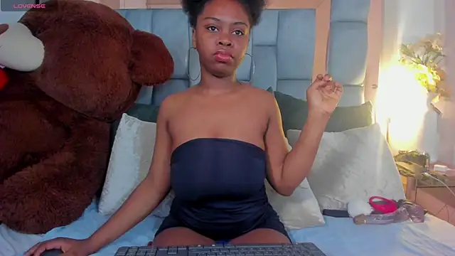 Snapshot of hazellanee chatting on 4, 6, 2026 hazellanee online show from 4, 6, 2026