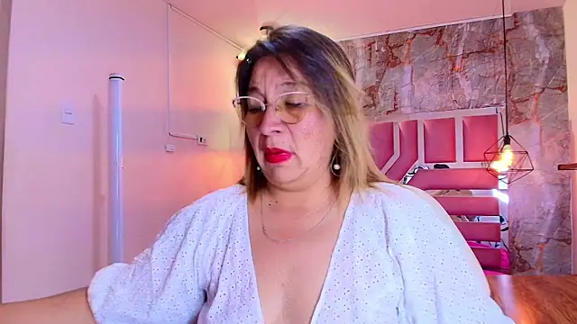 Snapshot of MaylinRosse_ chatting on 4, 5, 2026 MaylinRosse online show from 4, 5, 2026