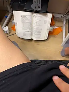 Snapshot of leeyoung_ chatting on 4, 10, 2025 leeyoung  online show from 4, 10, 2025