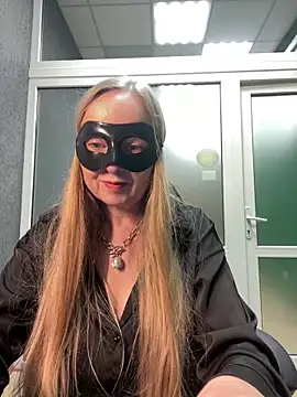 Snapshot of B_i_r_d_i_e chatting on 6, 11, 2025 B i r d i e online show from 6, 11, 2025