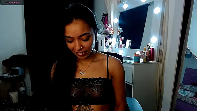 Snapshot of pocahot222 chatting on 18, 10, 2025 pocahot222 online show from 18, 10, 2025