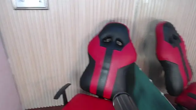 Snapshot of DEIV2_ chatting on 13, 11, 2025 DEIV2 online show from 13, 11, 2025