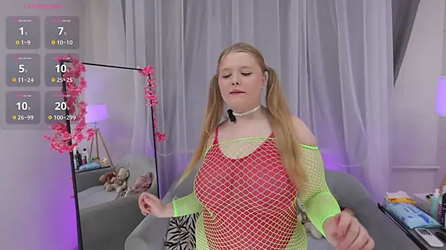 Snapshot of _Luna_Sweety_ chatting on 4, 10, 2025  Luna Sweety  online show from 4, 10, 2025