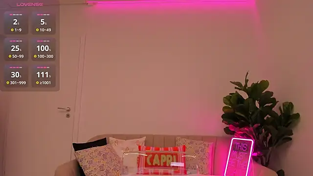 Snapshot of TiaBelle chatting on 6, 10, 2025 TiaBelle online show from 6, 10, 2025