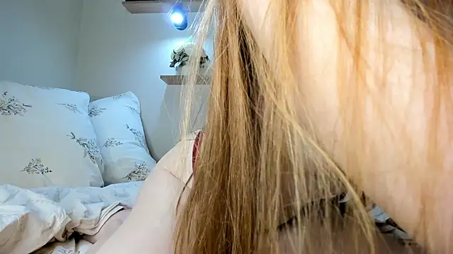 Snapshot of Red_FoxGirl chatting on 19, 4, 2026 Red FoxGirl online show from 19, 4, 2026