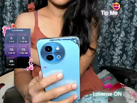 Snapshot of Queen-Bee143 chatting on 27, 2, 2026 Queen-Bee143 online show from 27, 2, 2026