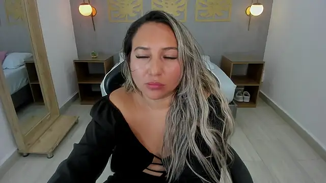 Snapshot of kiara_mirren chatting on 3, 10, 2025 kiara mirren online show from 3, 10, 2025