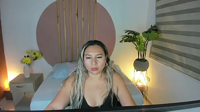 Snapshot of kiara_mirren chatting on 10, 10, 2025 kiara mirren online show from 10, 10, 2025
