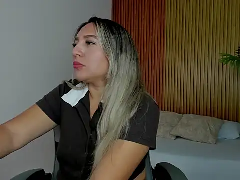 Snapshot of kiara_mirren chatting on 23, 10, 2025 kiara mirren online show from 23, 10, 2025