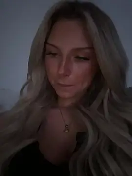 Snapshot of blondeeee chatting on 7, 5, 2026 blondeeee online show from 7, 5, 2026