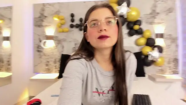 ZOE LE online show from 16, 4, 2026