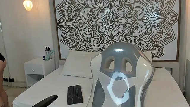Snapshot of Daphne_Nicolle chatting on 7, 10, 2025 Daphne Nicolle online show from 7, 10, 2025