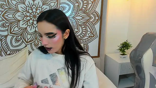 Snapshot of Daphne_Nicolle chatting on 18, 10, 2025 Daphne Nicolle online show from 18, 10, 2025