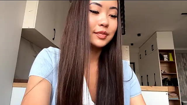 Ur neighbor Kira online show from 12, 10, 2025