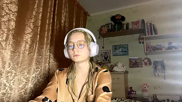 Snapshot of xX_Looola_Xx chatting on 2, 10, 2025 xX Looola Xx online show from 2, 10, 2025