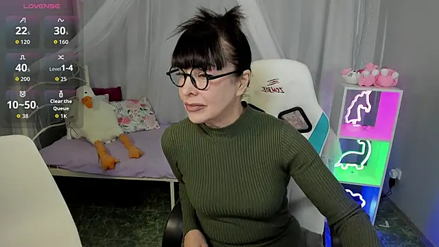 Snapshot of LindaRomero chatting on 8, 10, 2025 LindaRomero online show from 8, 10, 2025